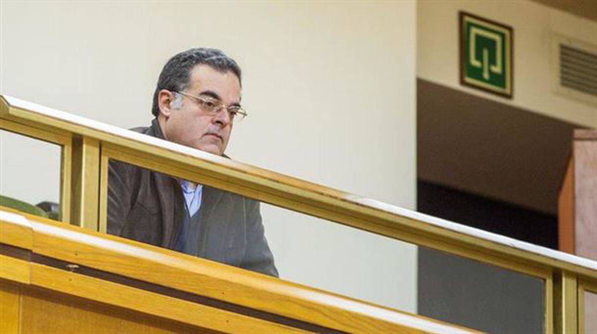 El padre de la víctima de Gaztelueta, Juan Cuatrecasas, en el Parlamento Vasco. 