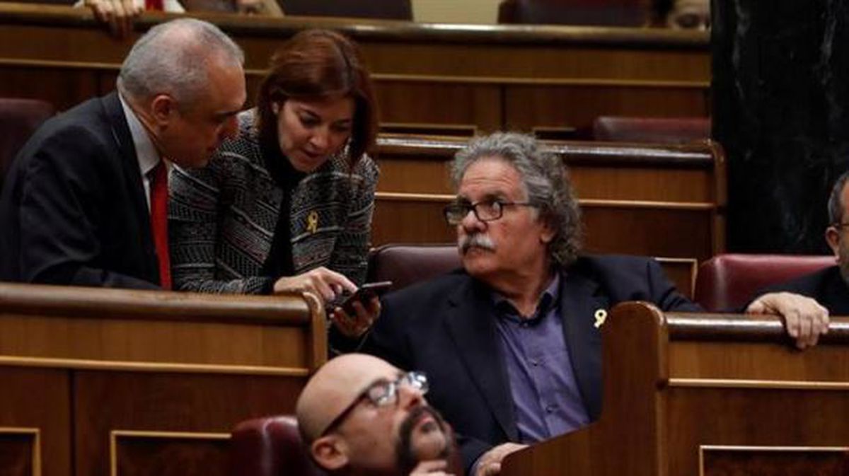 El portavoz de ERC, Joan Tardà, conversa con el diputado socialista Rafael Simancas. Foto: EFE
