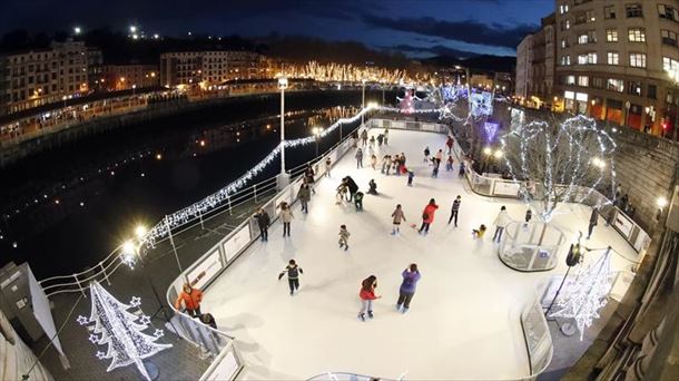 La pista de hielo vuelve, un año más, al Arenal. Foto: EFE. 