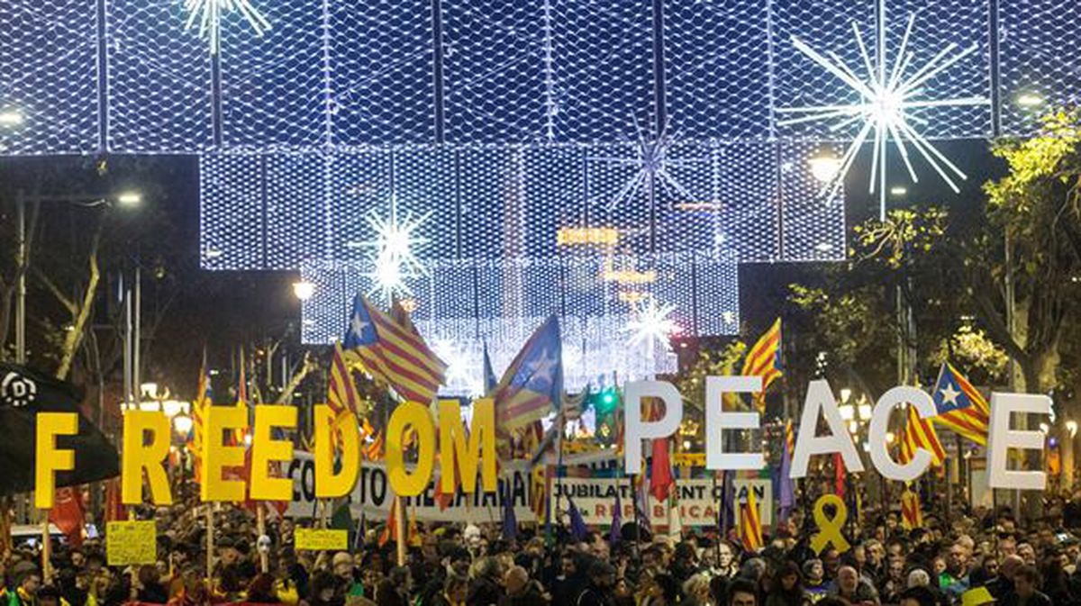 Una multitudinaria manifestación unitaria recorre el centro de Barcelona. 