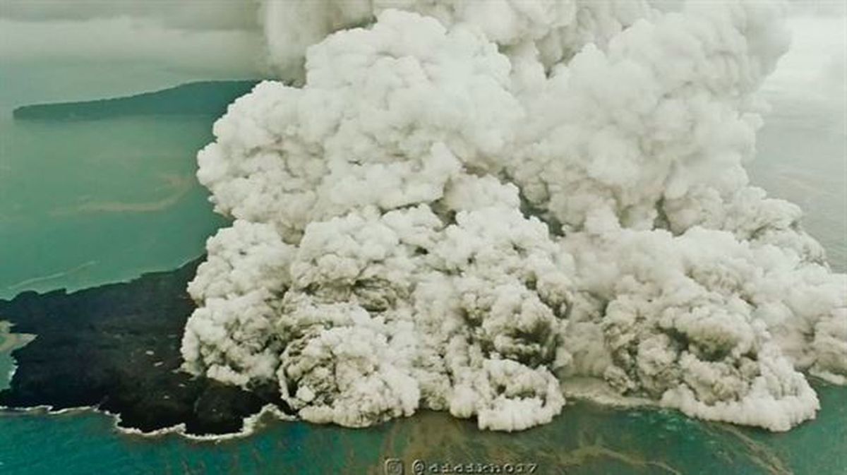 Indonesia sigue en alerta de tsunami por la erupción del volcán Krakatoa