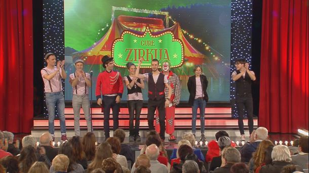 Los miembros de Gure Zirkua en el programa de Nochebuena de ETB1