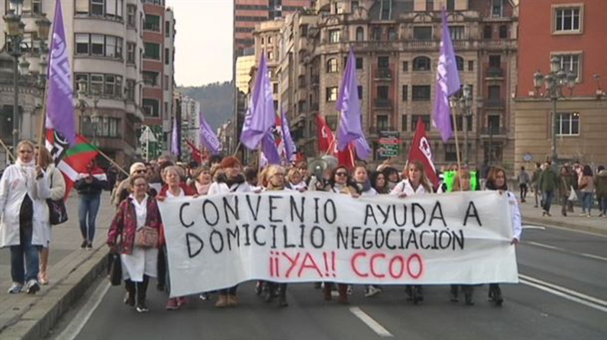Protesta en Bilbao de las trabajadoras de ayuda a domicilio de Bizkaia