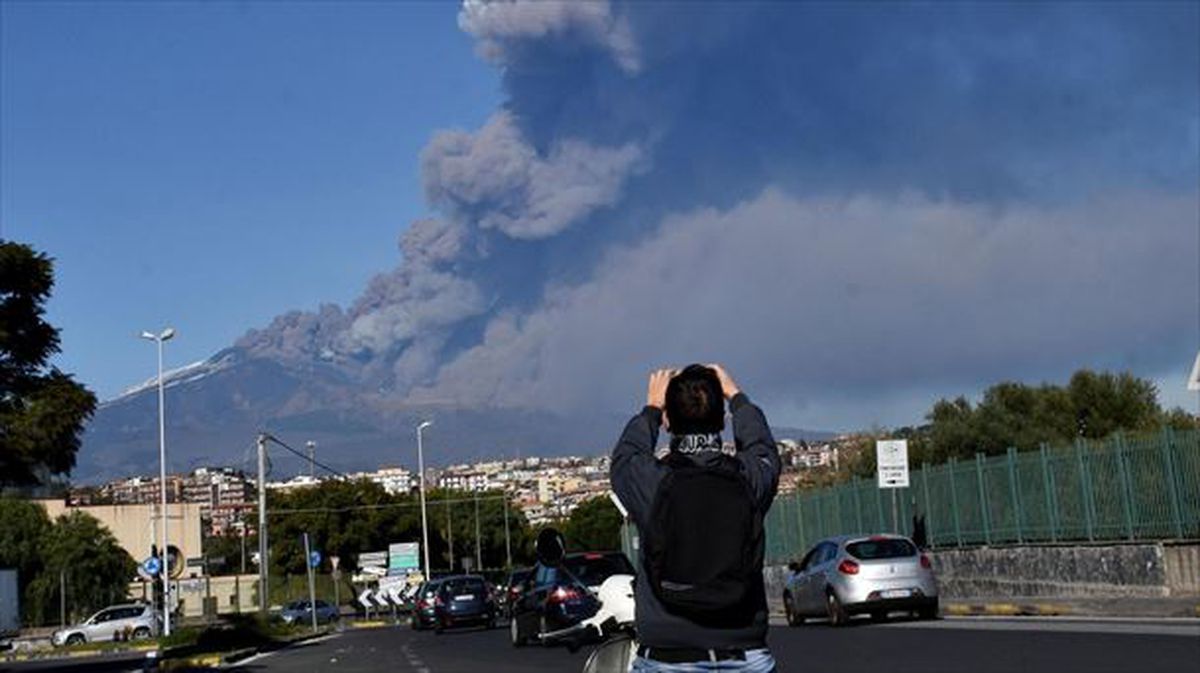 Etna sumendiaren erupzioak hainbat lurrikara eragin ditu.