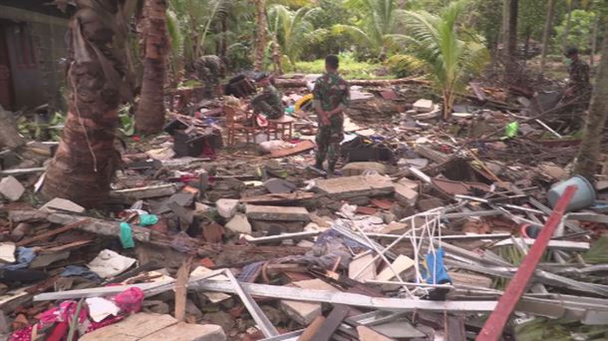 Erreskate taldeak lanean, Indonesiako tsunamiaren ondoren
