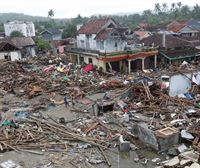 Las autoridades de Indonesia advierten de 'clima extremo' en la costa afectada