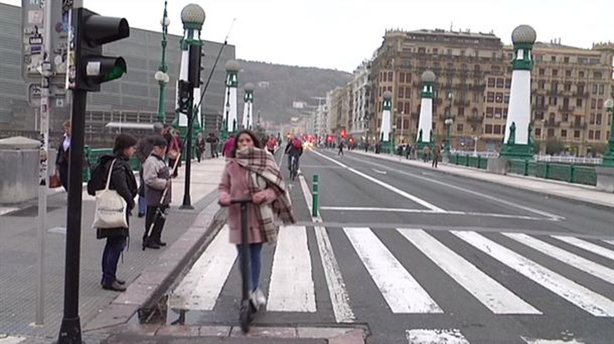 Una mujer andando en patinete en San Sebastián