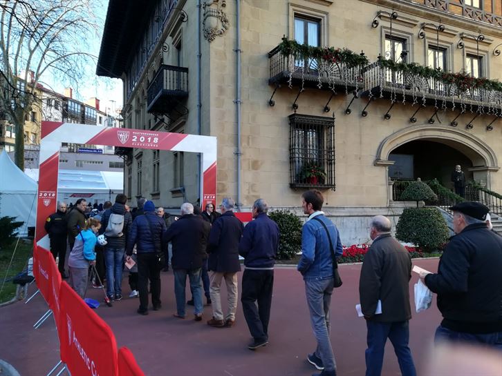 Ilarak bozkatze guneraren sarreran (Athleticeko hauteskundeak 2018))