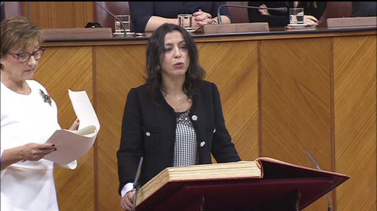 Marta Bosquet toma posesión de su cargo como presidenta del Parlamento andaluz.