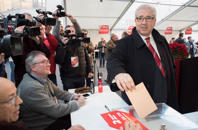 Alberto Uribe-Echevarria botoa ematen  (Athleticeko hauteskundeak 2018)