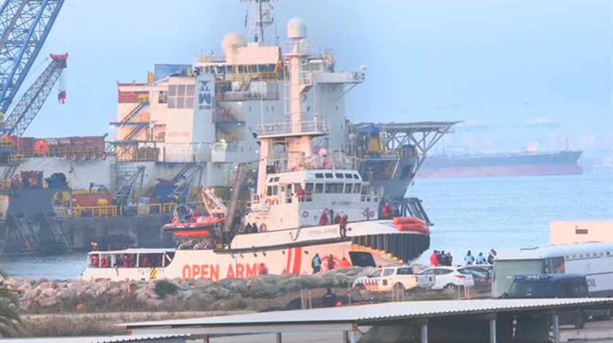 El Open Arms atraca en Cádiz con más de 300 migrantes a bordo