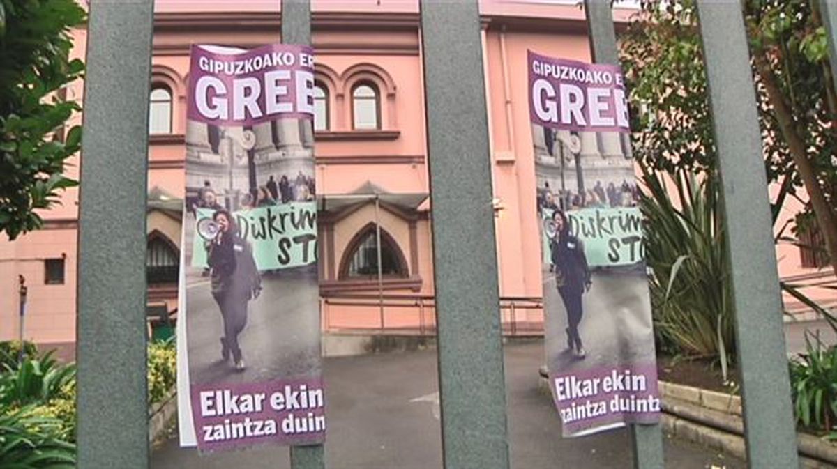 Carteles que llaman a la huelga en una residencia de Gipuzkoa.