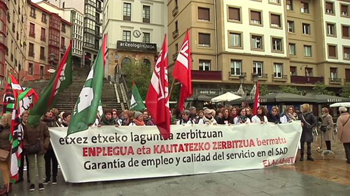 Manifestación de trabajadoras del servicio de ayuda a domicilio de Bizkaia.