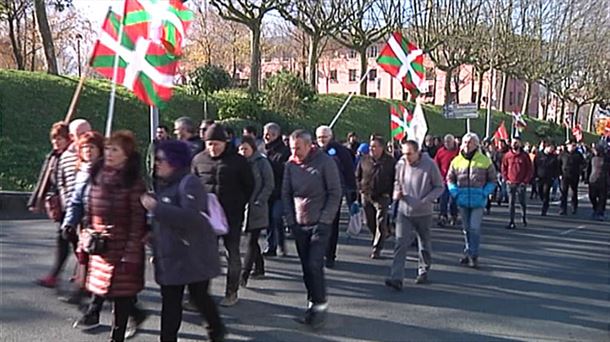 Miembros de Sortu han participado en la marcha convocada por Kalera Kalera en Basauri. Foto: EiTB. 