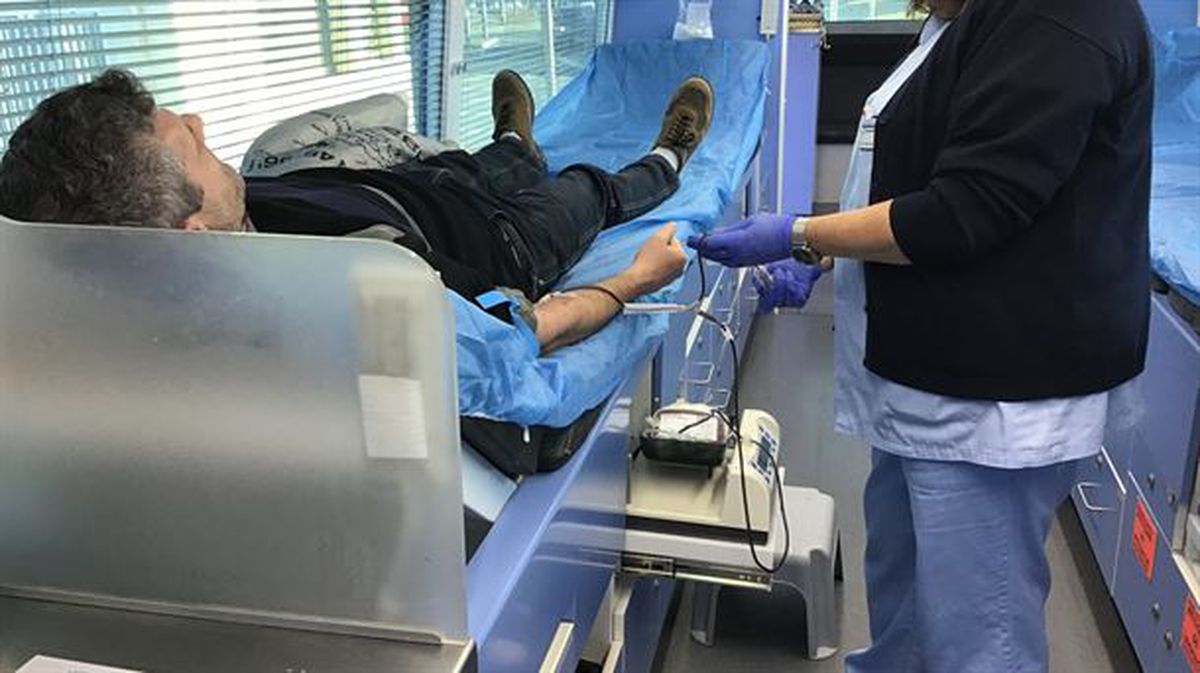 Un hombre donando sangre. Foto de archivo sacada de un vídeo de EITB Media.
