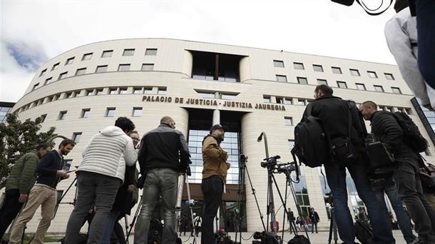 Numerosos periodistas congregados en el exterior de la Audiencia de Navarra