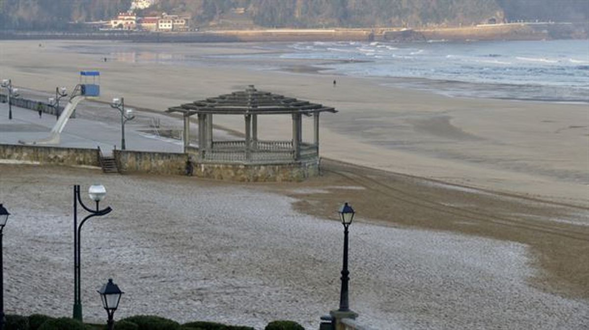 Zarauzko hondartza, izoztuta.