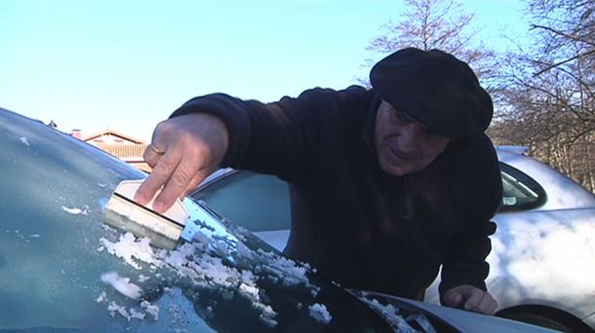 Hielo en el parabrisas de un coche