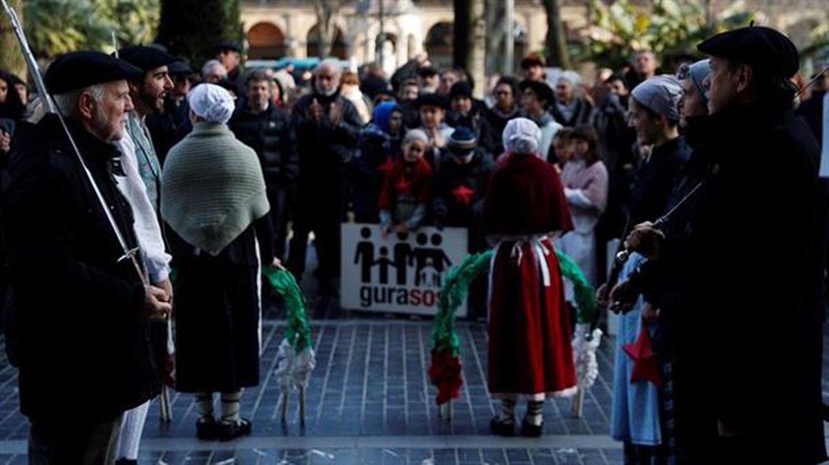 Los niños han protagonizado el acto de GuraSOS ante la Diputación de Gipuzkoa.