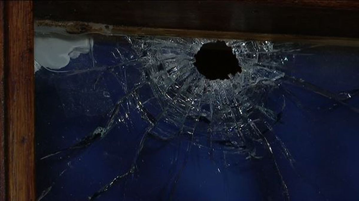La bala de 9 milímetros atravesó la ventana de la casa.