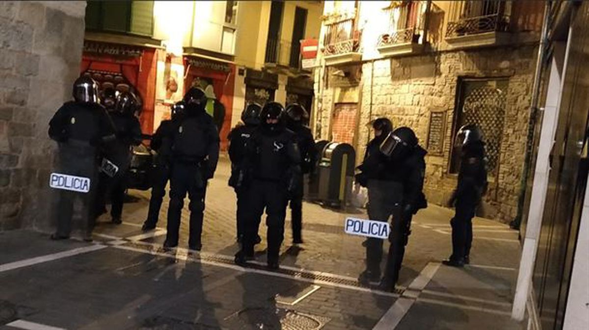 La Policía Nacional en el Casco Viejo de Pamplona, en las inmediaciones del gaztetxe Maravillas