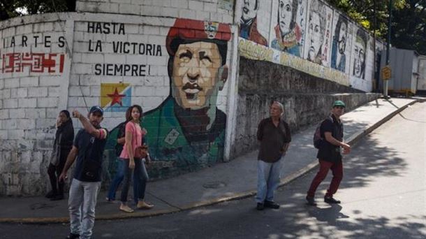 Seguidores de Maduro participan en una caravana de apoyo en Caracas (Venezuela). Foto: EFE