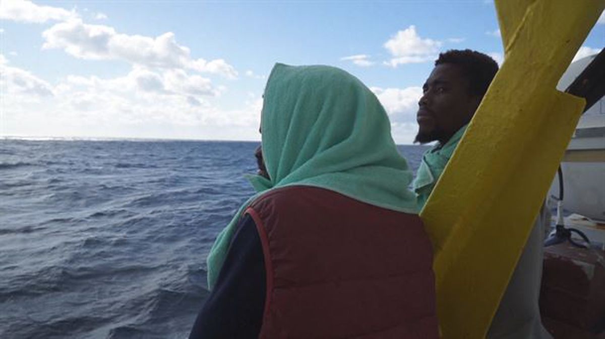 Dos migrantes, tras ser rescatados en el Mediterráneo.