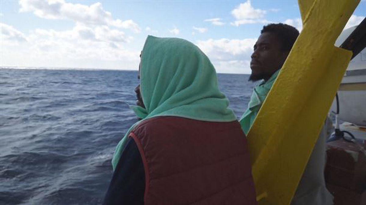 Dos migrantes en una embarcación camino a Europa