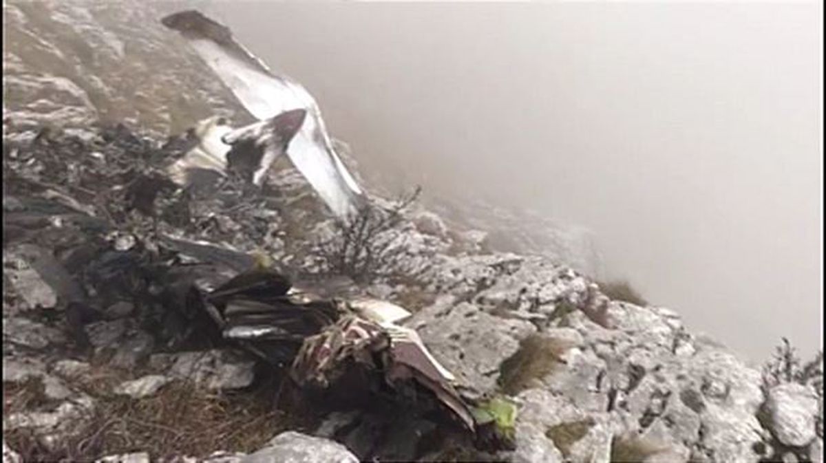 Los restos de la avioneta estrellada en el Monte Hernio (Gipuzkoa)