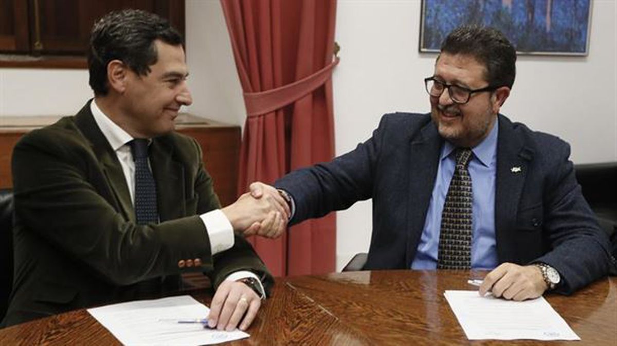 Juanma Moreno y Francisco Serrano firman el pacto PP-Vox.