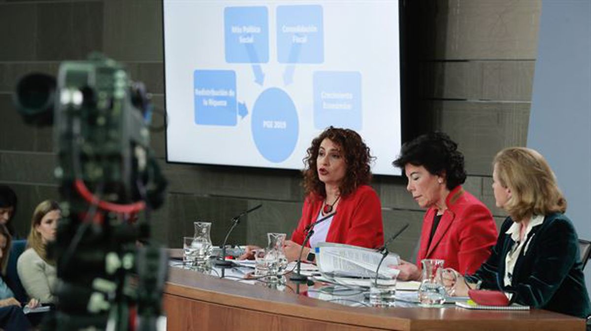 Isabel Celaá, María Jesús Montero y Nadia Calviño presentan los Presupuestos.
