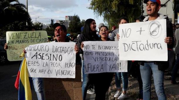 Venezuelako enbaxadaren aurrean protesta, Bogotan (Kolonbia). Argazkia: EFE.