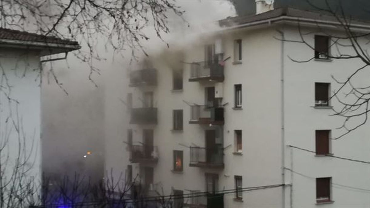 Incendio en Mañaria, fuego en el cuarto piso del edificio desalojado.