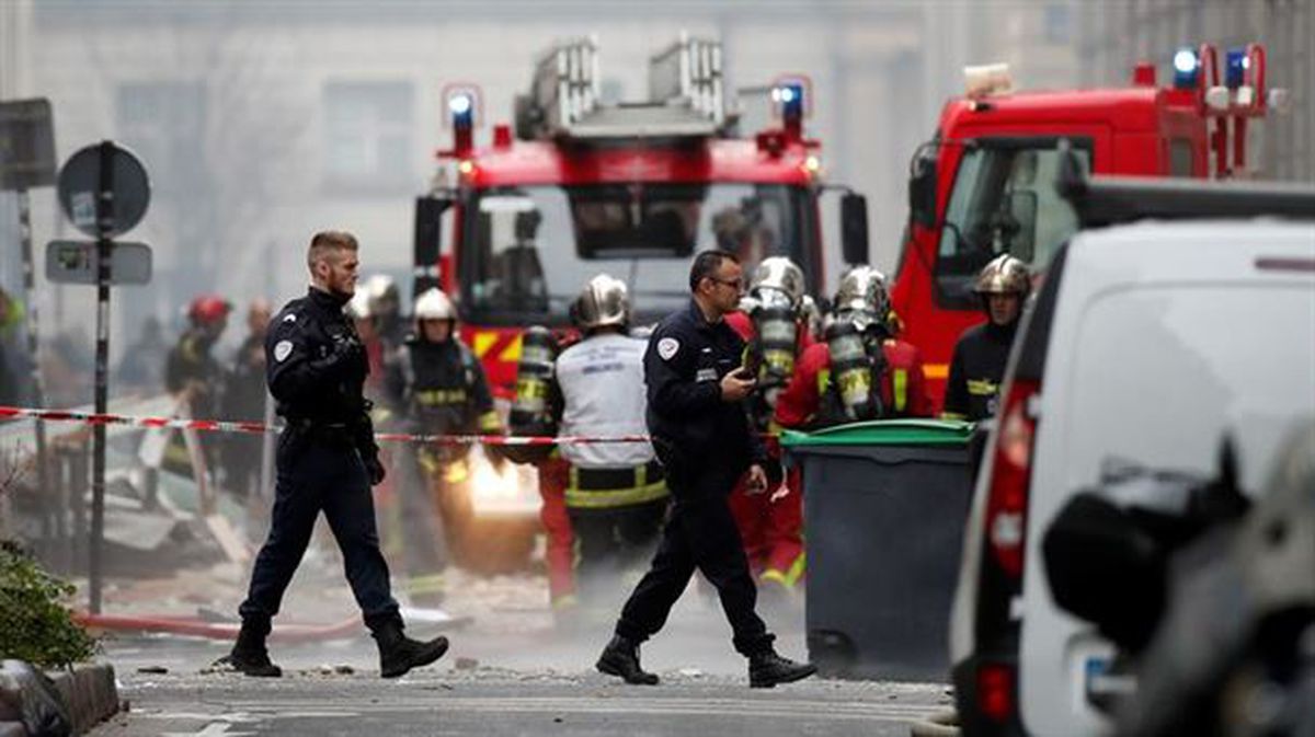 Frantziako suhiltzaileak lanean, gas-leherketa jazo den lekuan, Paris erdigunean