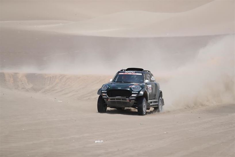 El piloto español Nani Roma (Mini) corre la sexta etapa del Rally Dakar 2019, entre Arequipa y San Juan de Marcona (Perú). 