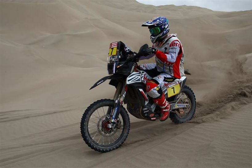 El piloto español Oriol Mena (Speedbrain) corre la sexta etapa del Rally Dakar 2019, entre Arequipa y San Juan de Marcona (Perú). 