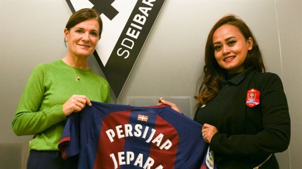 Amaia Gorostiza junto a una representante del club indonesio Persijap Jepara