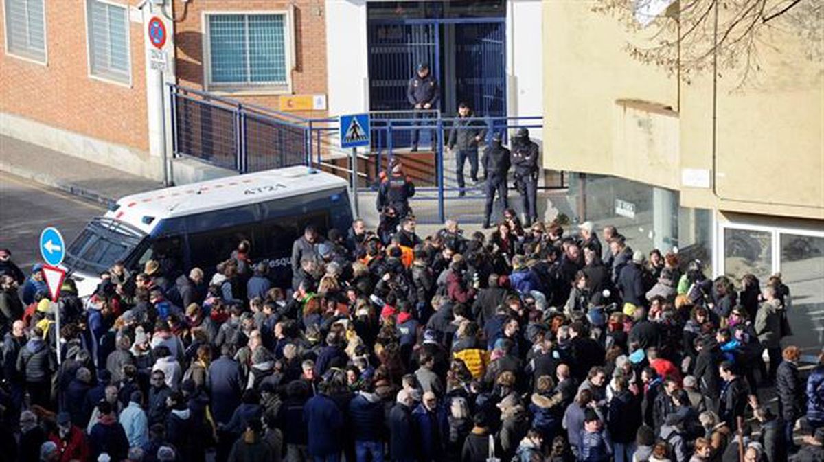 Una 200 personas se han concentrado frente a la comisaría de la Policía en Girona.