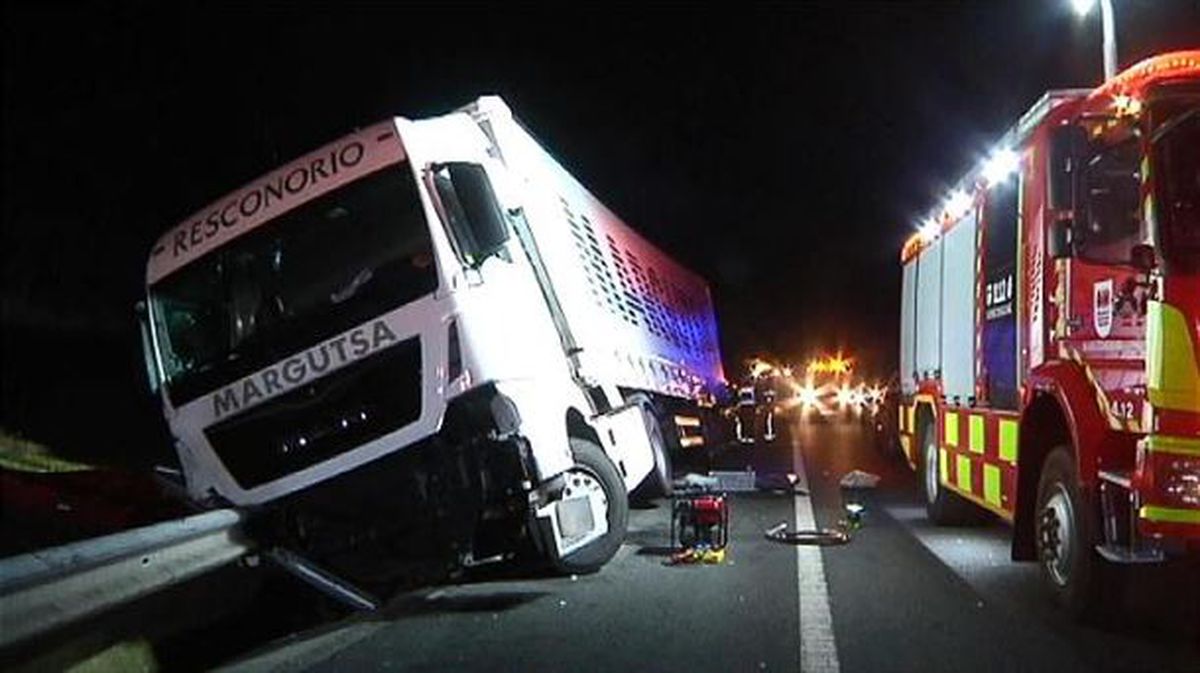 Una persona fallecida en una colisión entre un camión y un coche, en Orio. Imagen: EiTB