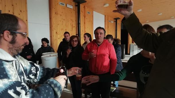 Un momento de encuentro en el taller de cerveza artesana de Valdegovia