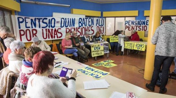 Pensionistas reunidos en Vitoria para preparar una gran movilización en el mes de mayo. Foto: EFE