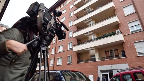 Atxuriko eraikin honetan etxebizitza batean gertatu zen hilketa.