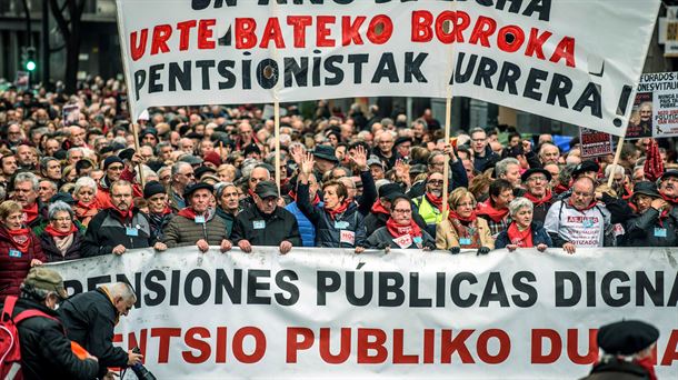 Pentsiodunek Bilbon egindako manifestazio jendetsu bat.