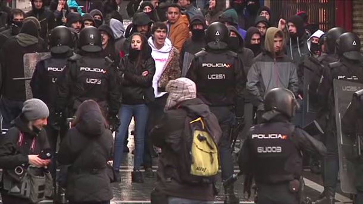Jóvenes y Policía, frente a frente, en Pamplona, hoy.