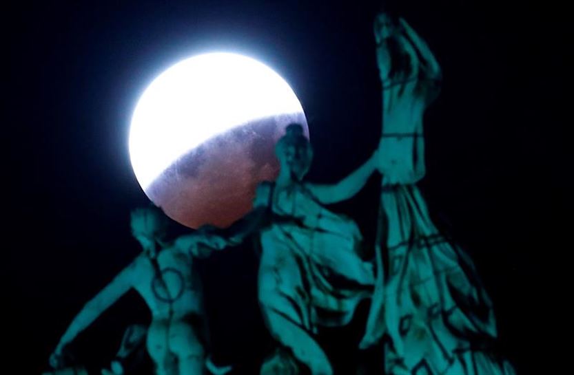 Eclipse total de luna en Bélgica. Foto: EFE.