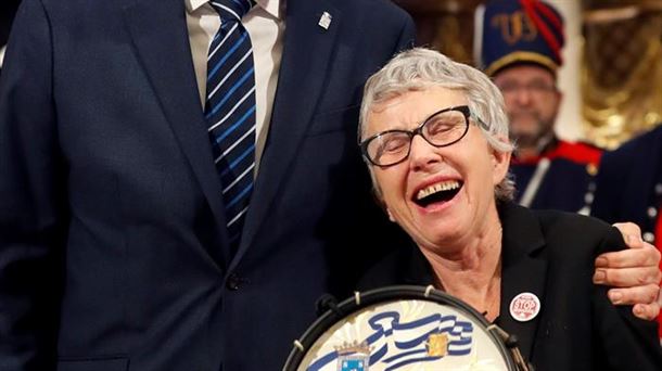 Rosa García recoge el premio de manos del alcalde de San Sebastián.