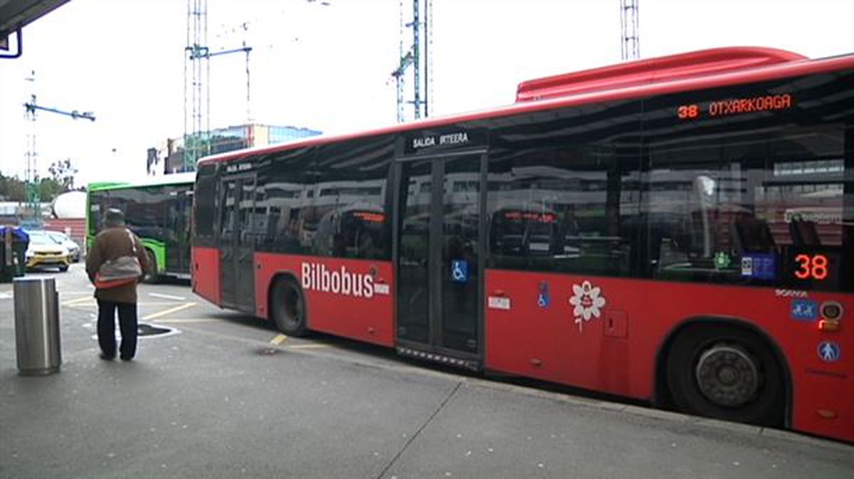 Imagen de archivo de un autobús urbano de Bilbao. Foto de un vídeo de EiTB. 