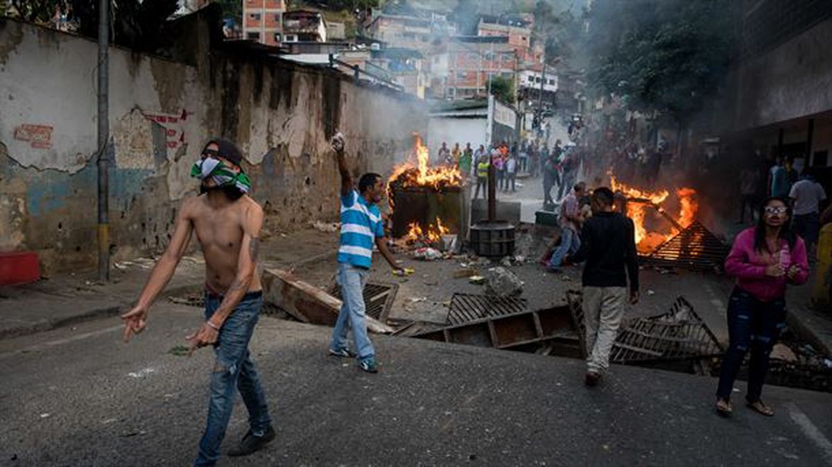 Protestas en las inmediaciones de un comando de la Guardia Nacional Bolivariana, en Caracas