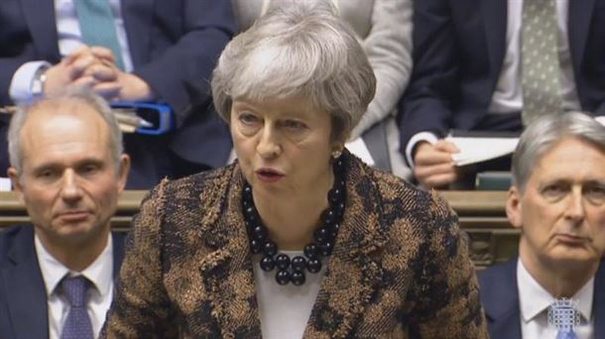 Theresa May durante el pleno en la Cámara de los Comunes.