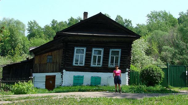 Casa en Siberia inestable debido al aumento de temperatura del permafrost. Adam Jones CC BY-SA 2.0